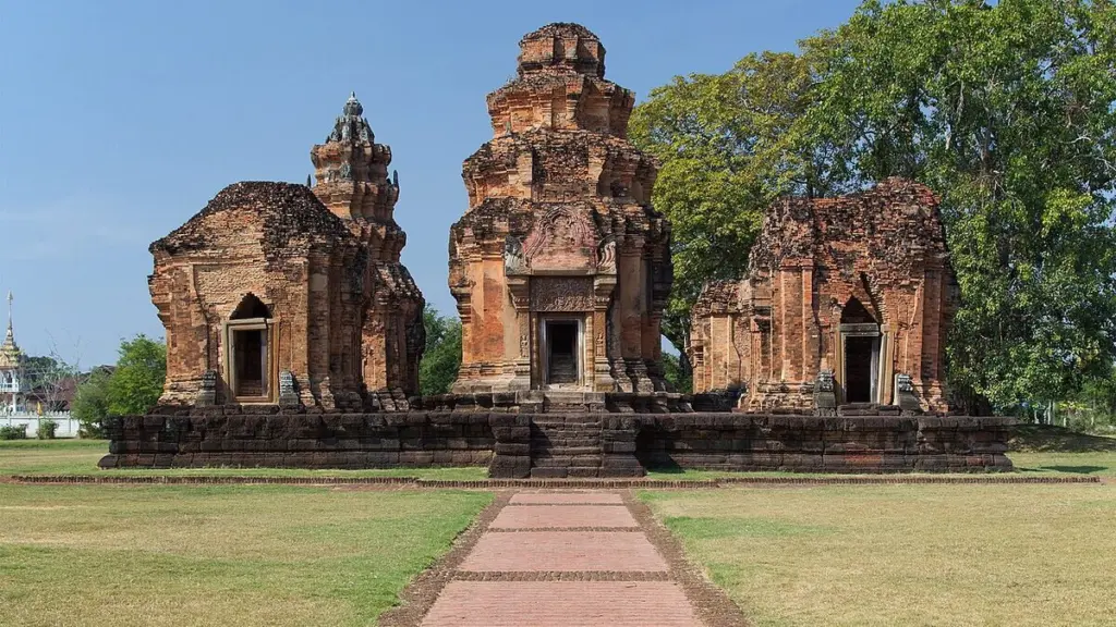 เที่ยวสุรินทร์ 4 ที่ หมู่บ้านช้างตากลาง ปราสาทศีขรภูมิ ปราสาทตาเมือนธม ปราสาทบ้านพลวง