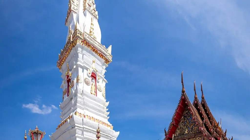 เที่ยวยโสธร 3 ที่ วัดมหาธาตุ ชุมชนบ้านสิงห์ท่า บ้านศรีฐาน หมอนขิด และงานบุญบั้งไฟ